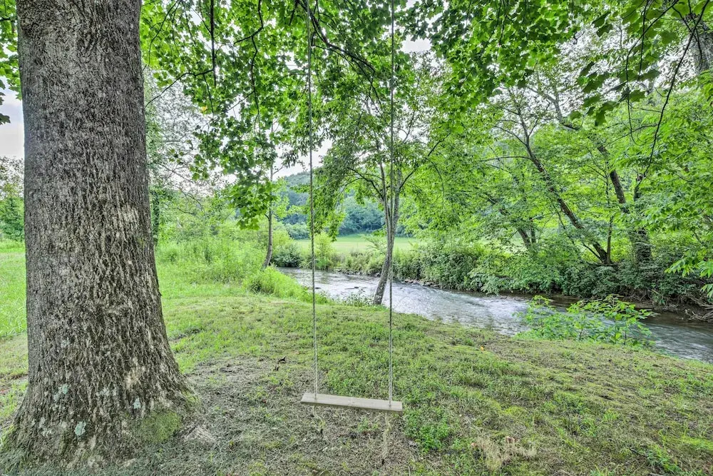 Riffle Run Cabin: River Access, Hot Tub, Game Room