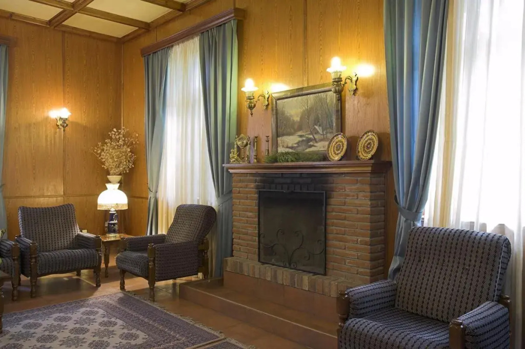 New Helvetia Hotel by null