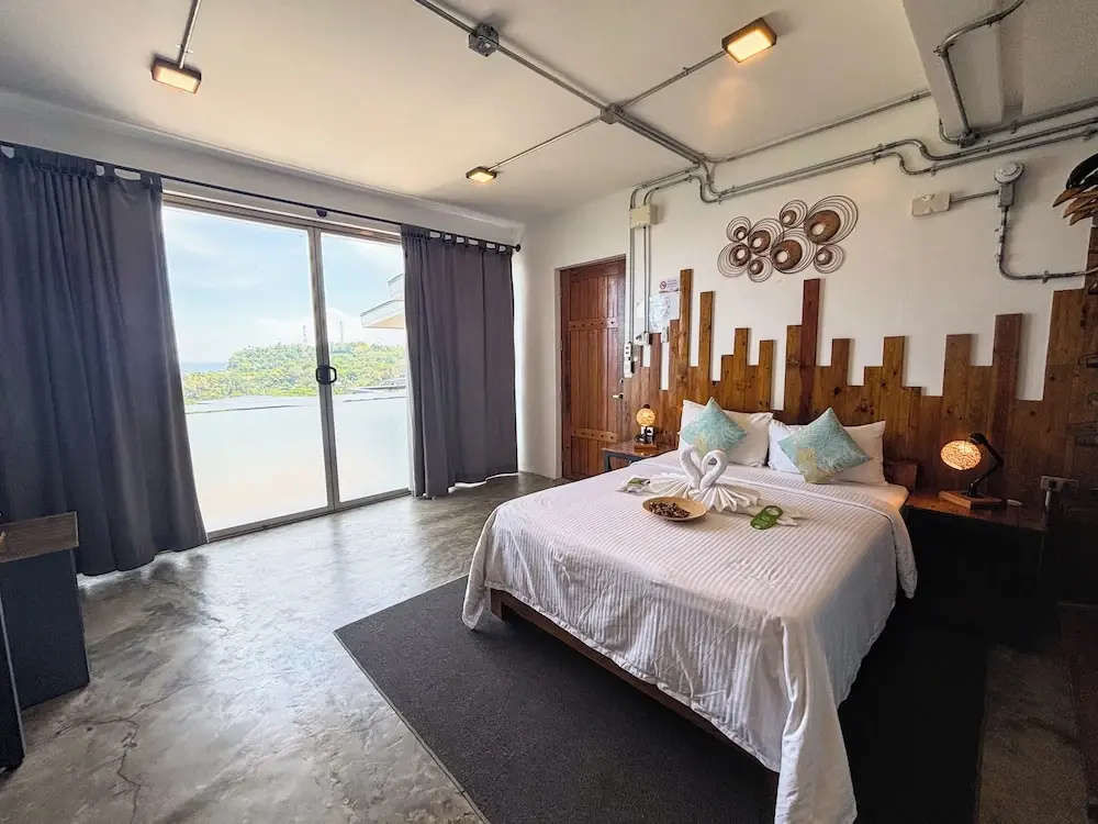 Deluxe Double room with balcony and with sea view (full double bed)