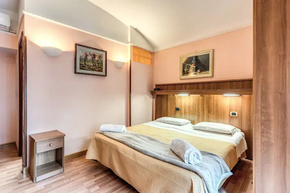 Double room (full double bed)