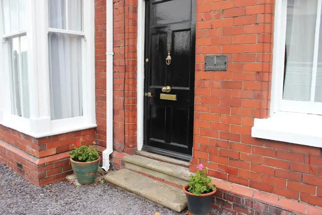 Spacious & Cozy Mid Wales Town Centre Apartment, With Bike Storage