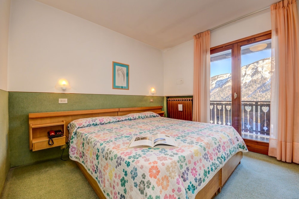 Hotel Splendor — 4