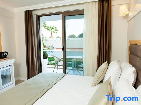 Deluxe room with pool view