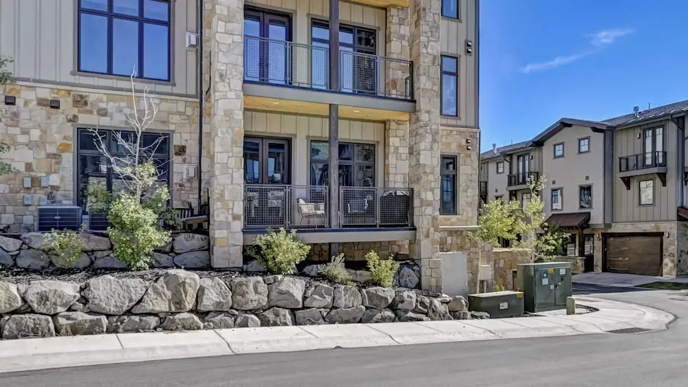Kokopelli and Kestrel by Avantstay 2 Moderm Condos + Community Pool + Fireplace + Walk to Park City Lifts