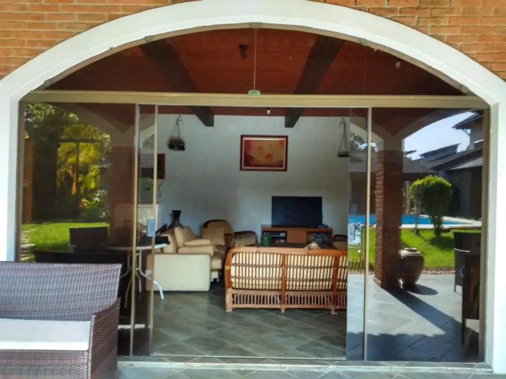 Casa com piscina em condomínio fechado no Guarujá