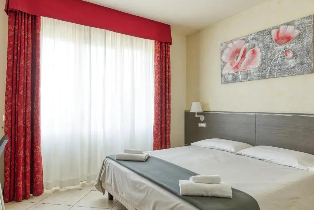 Superior Double room with lake view (full double bed)