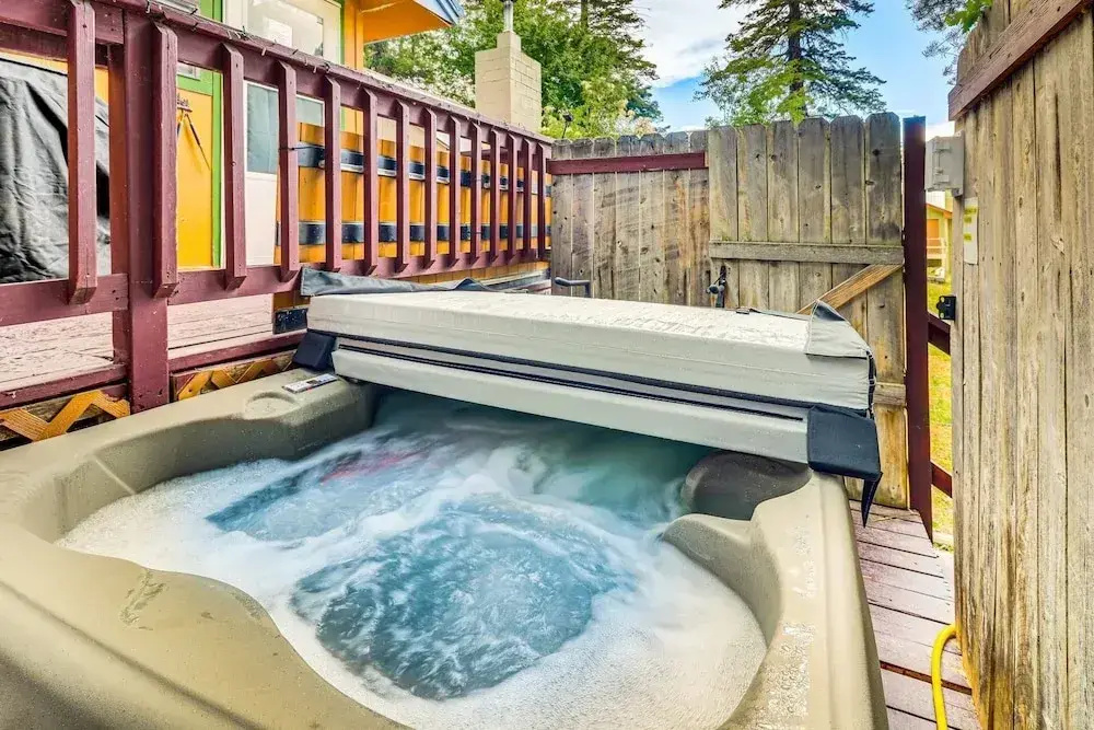 Eagle's Nest - Hot Tub, Deck & Prime Location 2 Bedroom Cabin - фото 14
