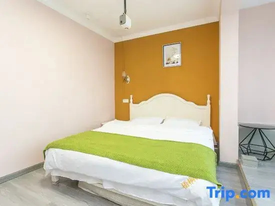 Deluxe Double room (full double bed)