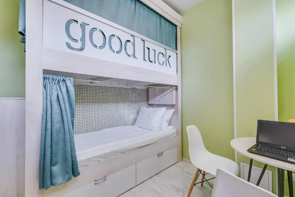Кровать в общем номере в Good luck