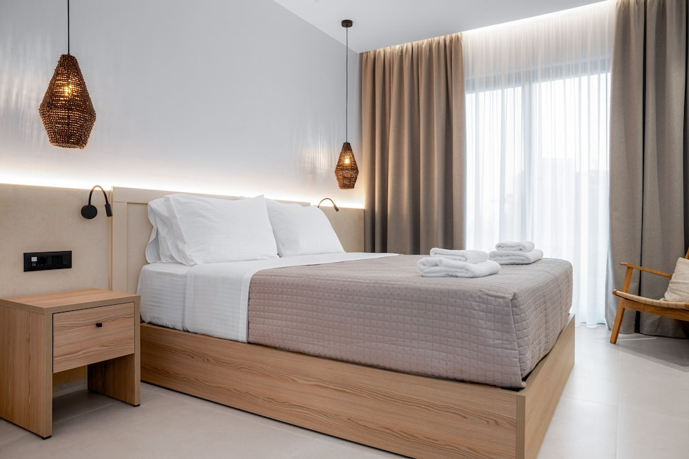 Deluxe Double room with balcony (full double bed)