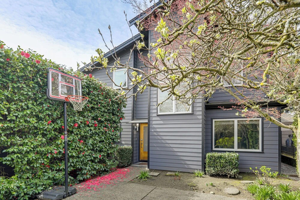 Modern Broadway Luxury: Spacious Seattle Home!