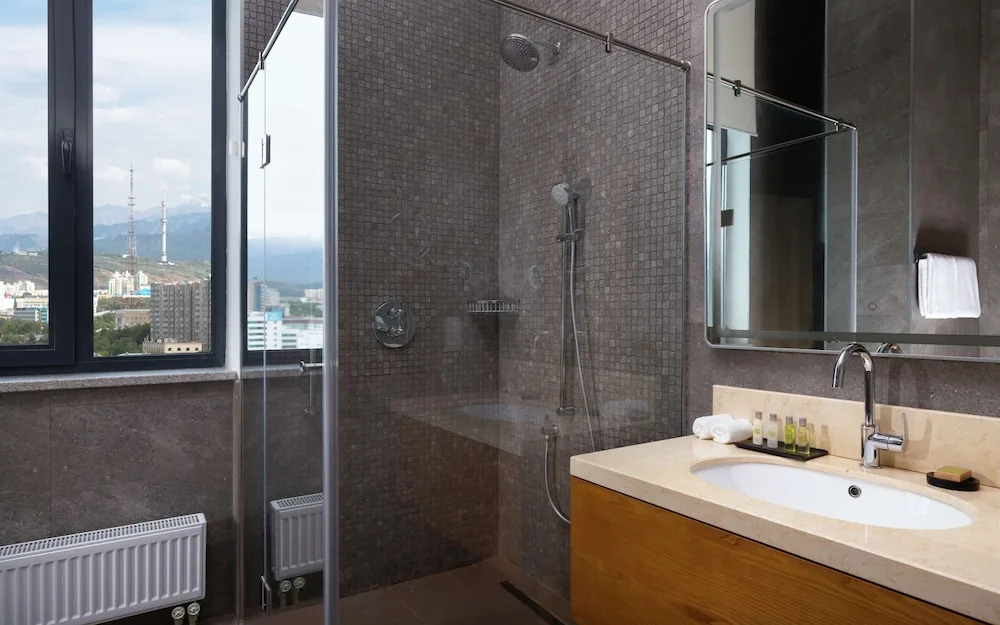 Двухместный room Guest семейный двуспальная кровать в Отель DoubleTree by Hilton Almaty