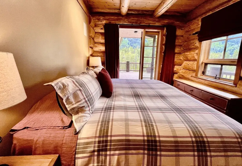 Luxury Log Chalet | Pool + Private Hottub | Ski In/Out | Overlooking Greywolf Gc