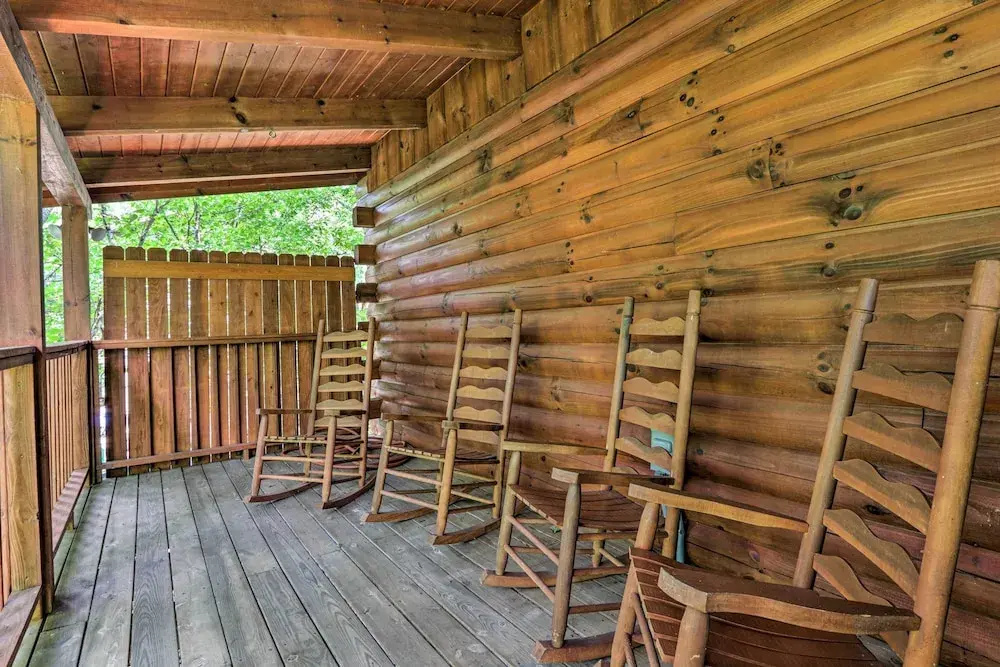 Cabin w/ Deck + Fireplace < 3 Mi to Dollywood!