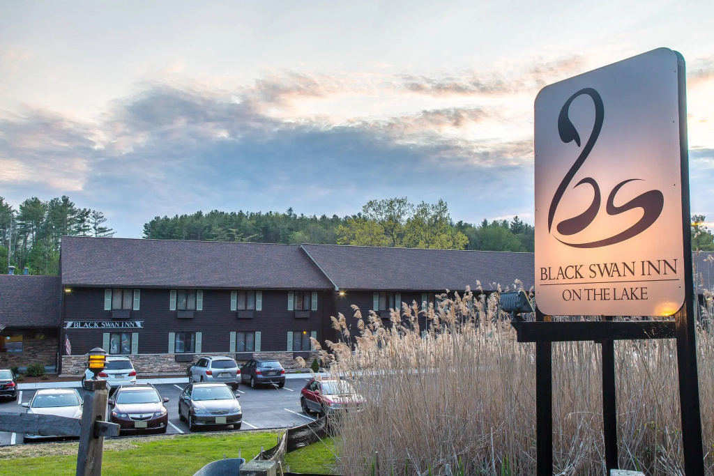 The Black Swan Lee - Lenox, an Ascend Collection Hotel