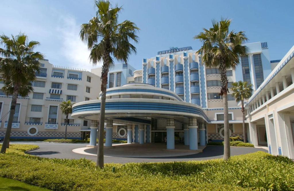 Disney Ambassador Hotel — фото