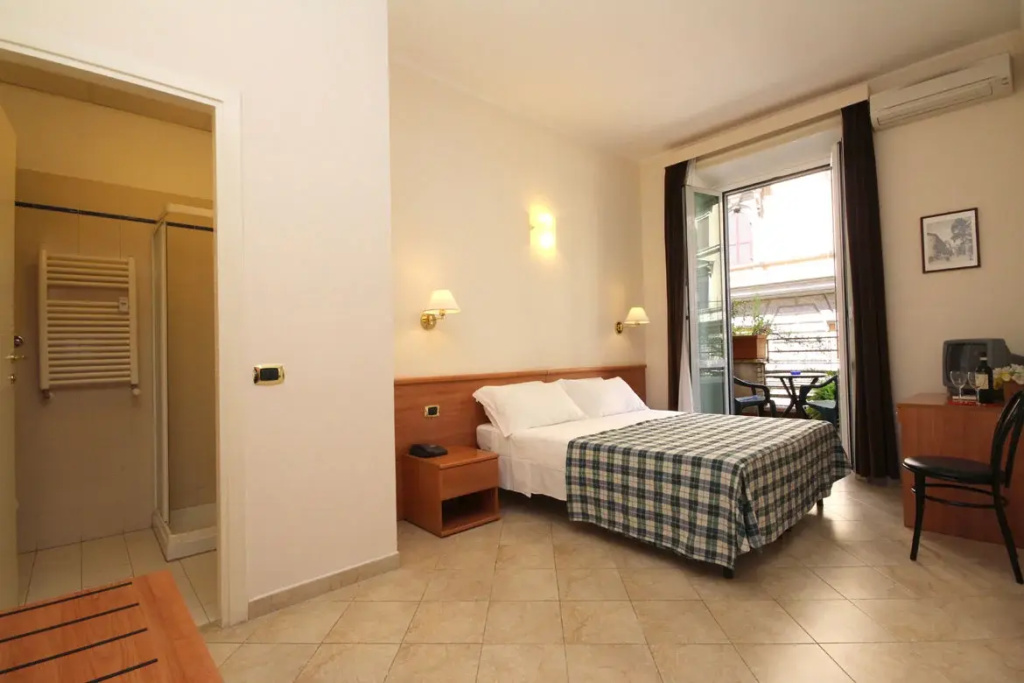 Standard Double room with balcony (full double bed)