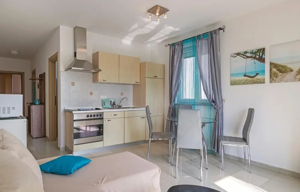 Beautiful Home in Peroj With 6 Bedrooms, Outdoor Swimming Pool and Wifi - фото 21