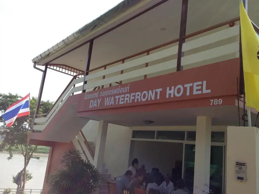 Day Waterfront Hotel - фото 1