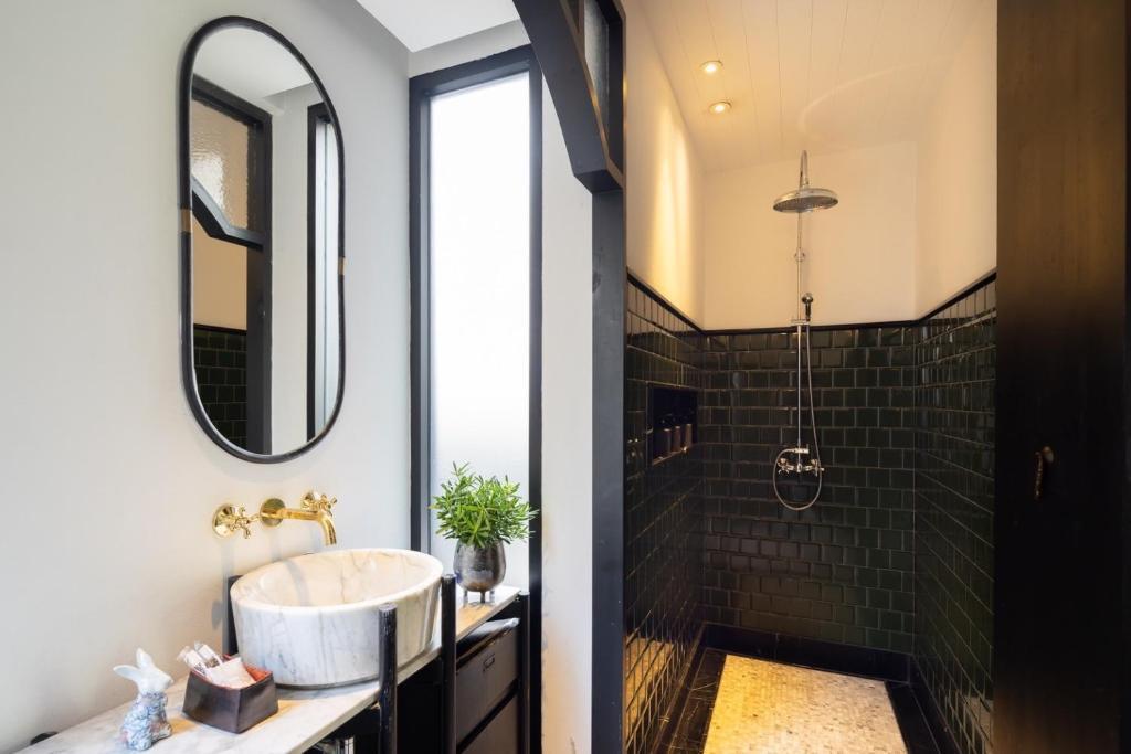 Hotel Ping Silhouette by null