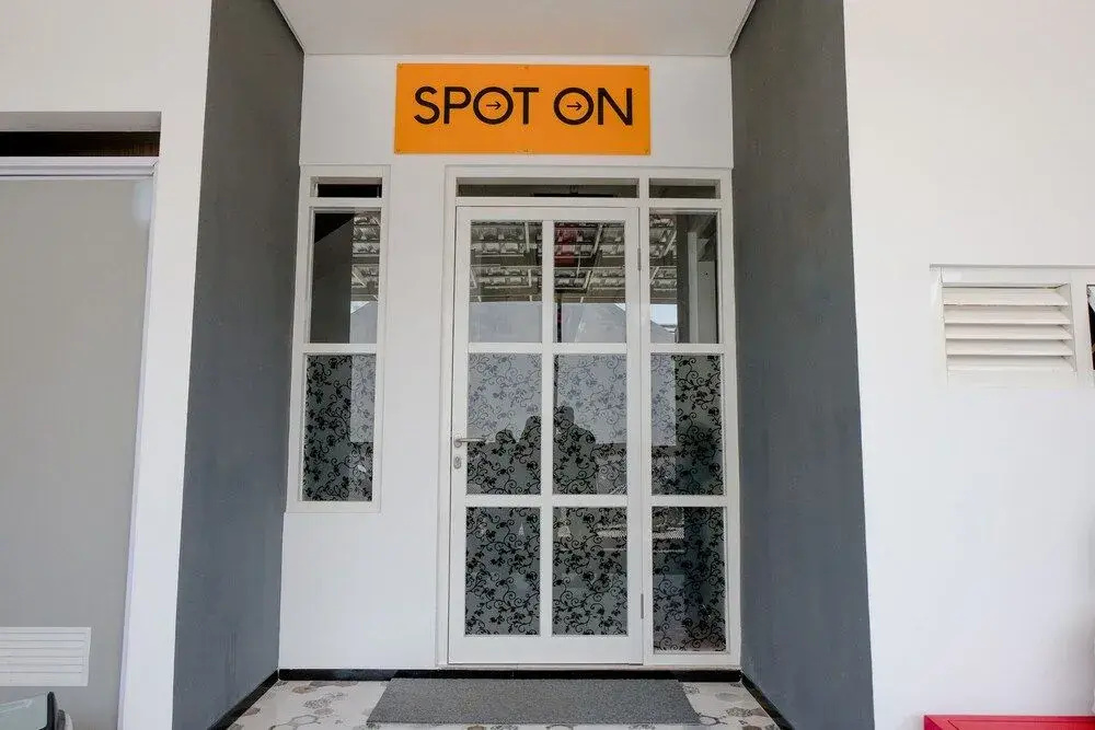 Spot on 1704 Roemah C9 Residence