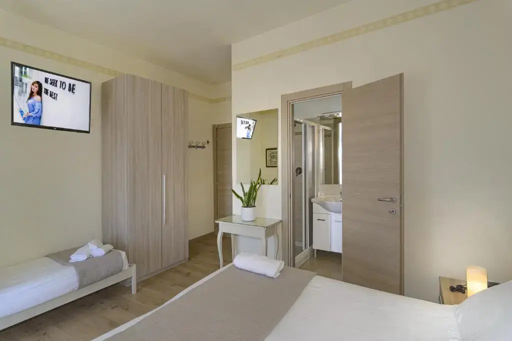 Standard Triple room with sea view