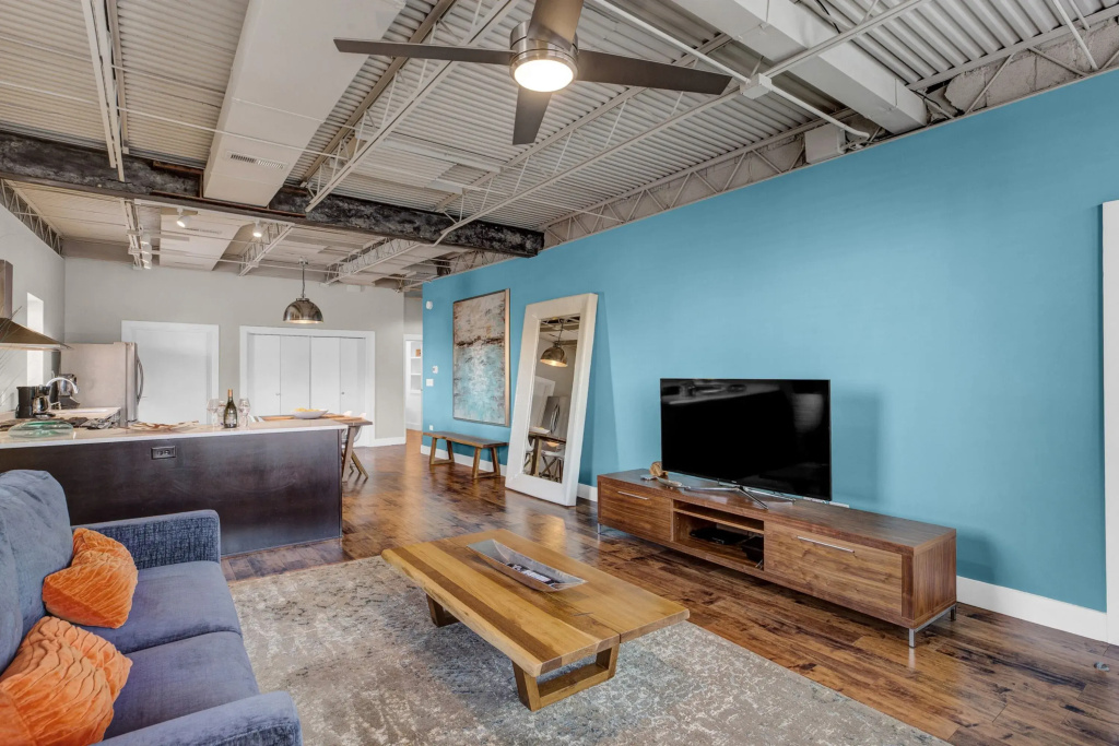 A Friendly Staycation - Downtown Condo Close to City Amenities — фото 5