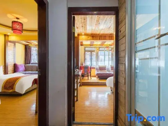 2 Bedrooms Family Suite with street view