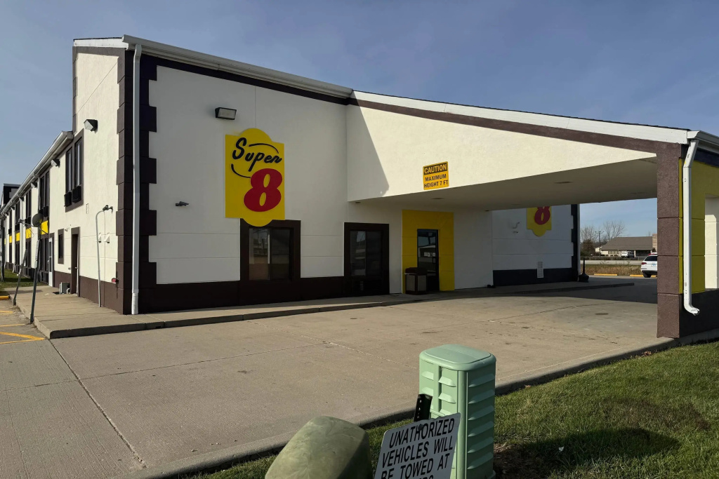 Super 8 by Wyndham Lincoln