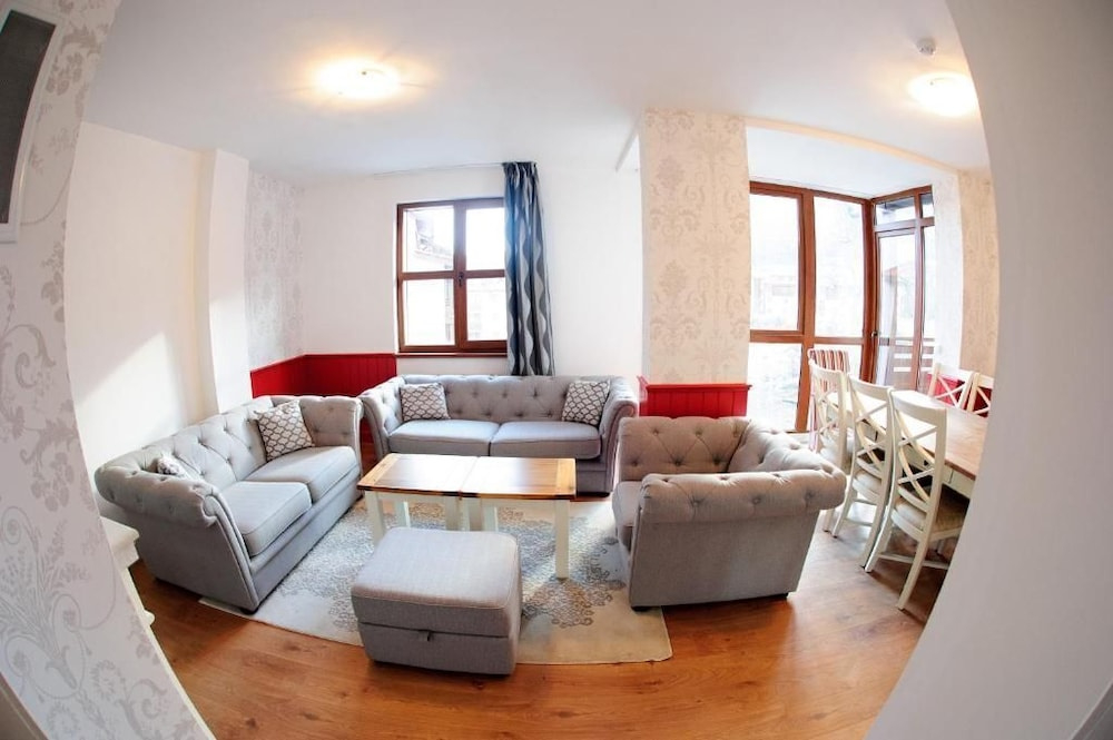 3 Bedrooms Apartment
