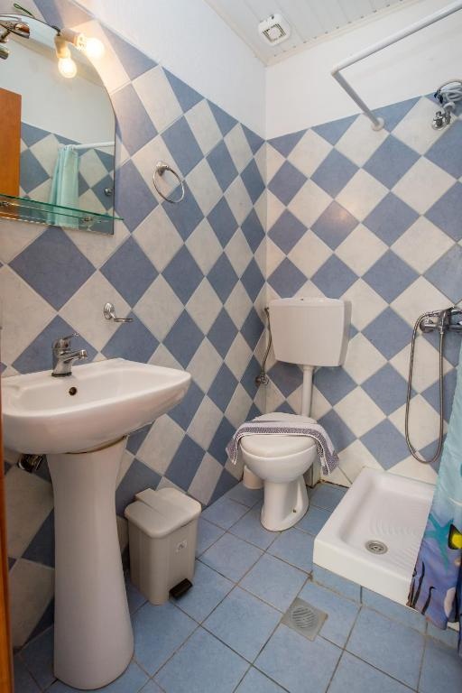 2 Venetia — 4