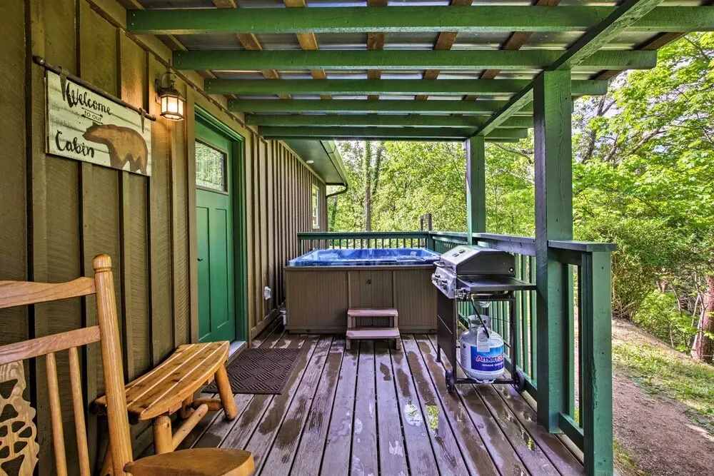 Secluded Cabin w/ Hot Tub, 3 Mi to Pigeon Forge!