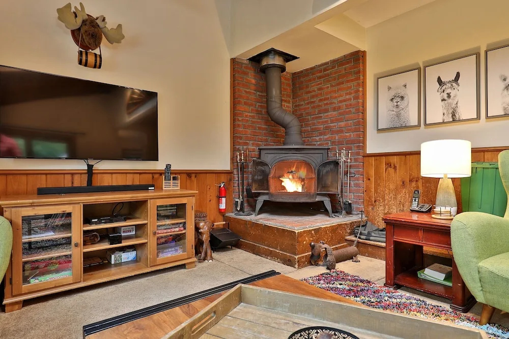 Killington Mountain Retreat: Great Ski House For Families & Groups! Close To Mountain! Hot Tub. 4 Bedroom Home