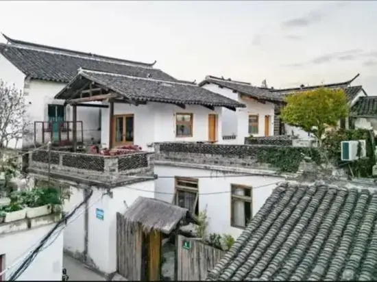 Picking up the light in the alley Homestay