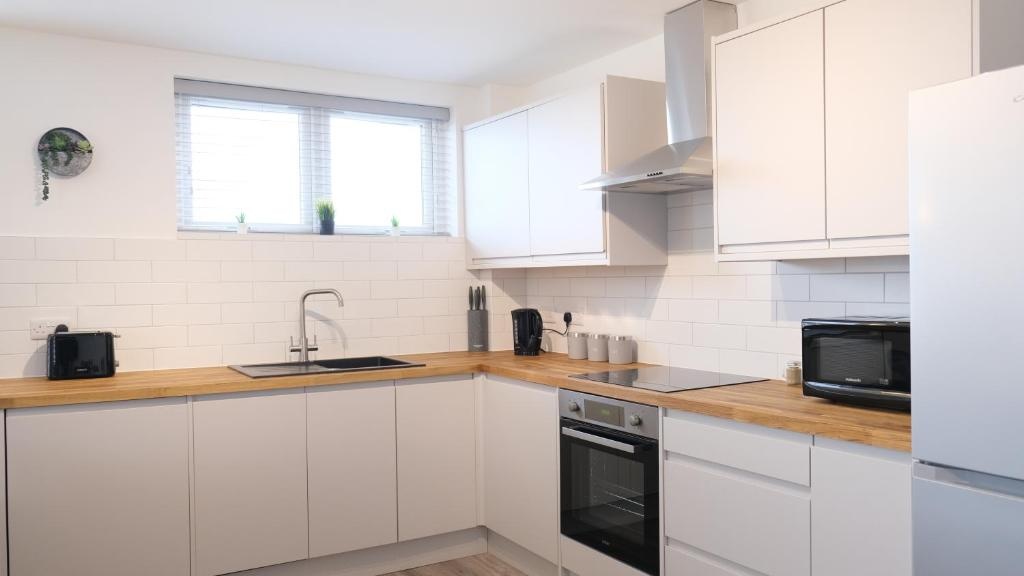 Elegant City Centre Apartment & Free Parking & Contractors and Families