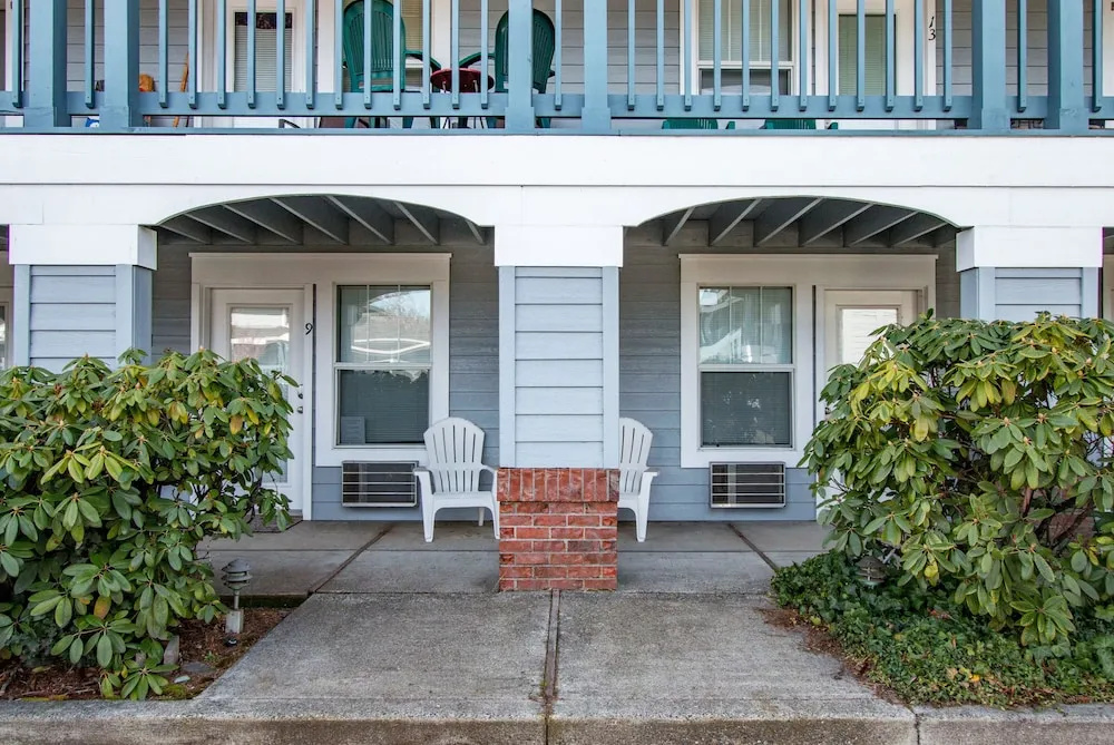 Comfortable 09 Lodge Condo Minutes Away from Downtown Hood River by RedAwning