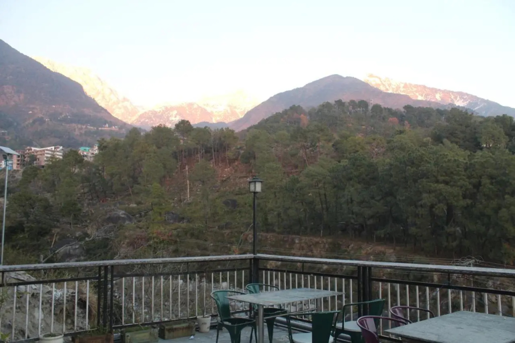 Manuni Inn - Riverside Hotel