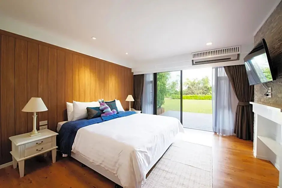 Deluxe Double room with mountain view (full double bed)