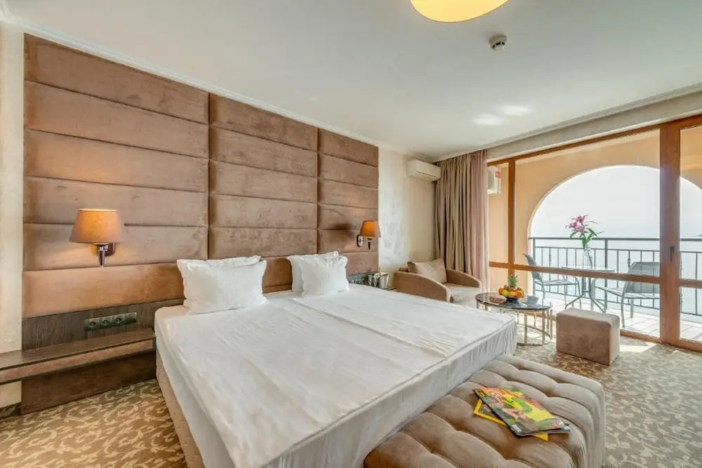 Luxury Double room with partial sea view (full double bed)