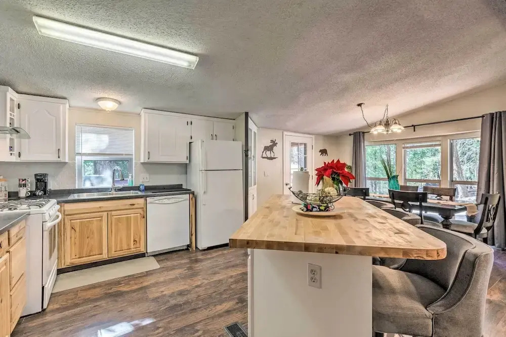 Relaxing Lincoln Forest Retreat w/ Wraparound Deck - фото 16