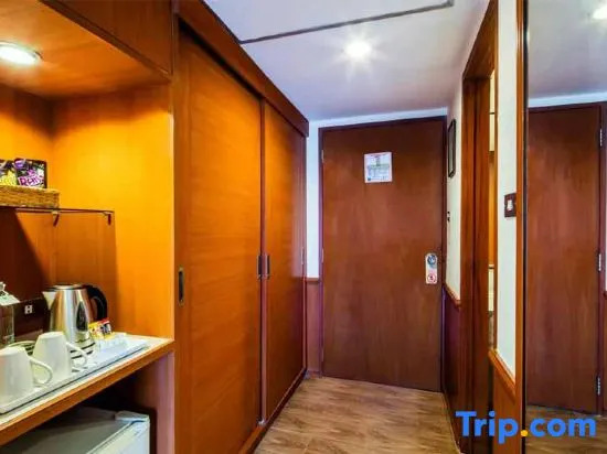 Трёхместный номер в Bangkok Palace Hotel