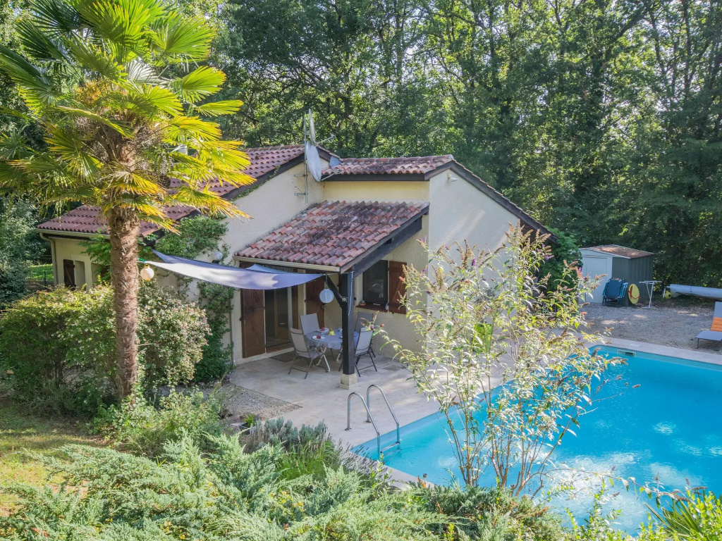 Cosy gite with secluded garden, private swimming pool in beautiful surroundings.