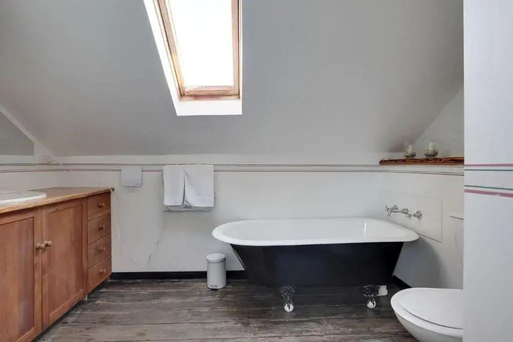 4 Bedrooms Cottage
