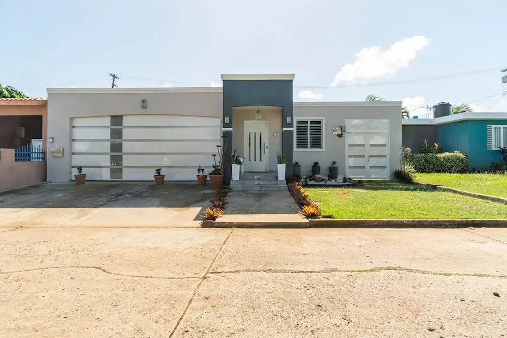 Beachside Near Airport Near Golf Course — фото