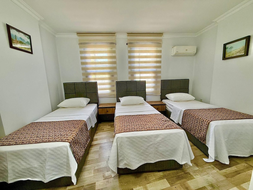 Standard Triple room with city view