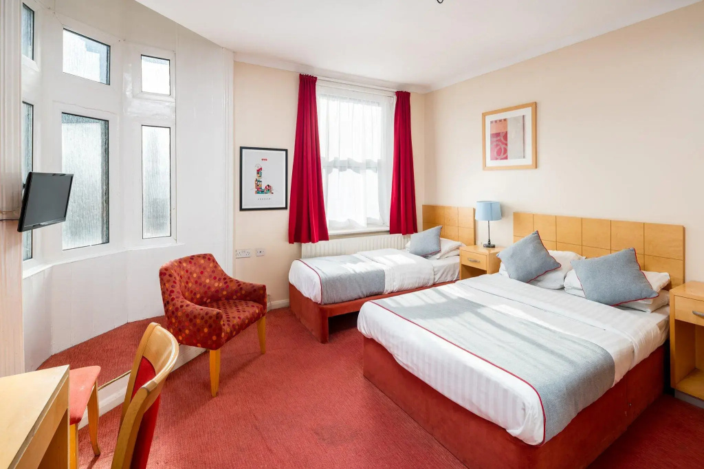 Standard Triple room