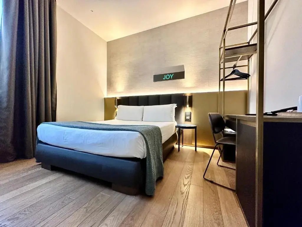 Small Double room (full double bed)