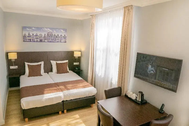 Standard Triple room with canal view