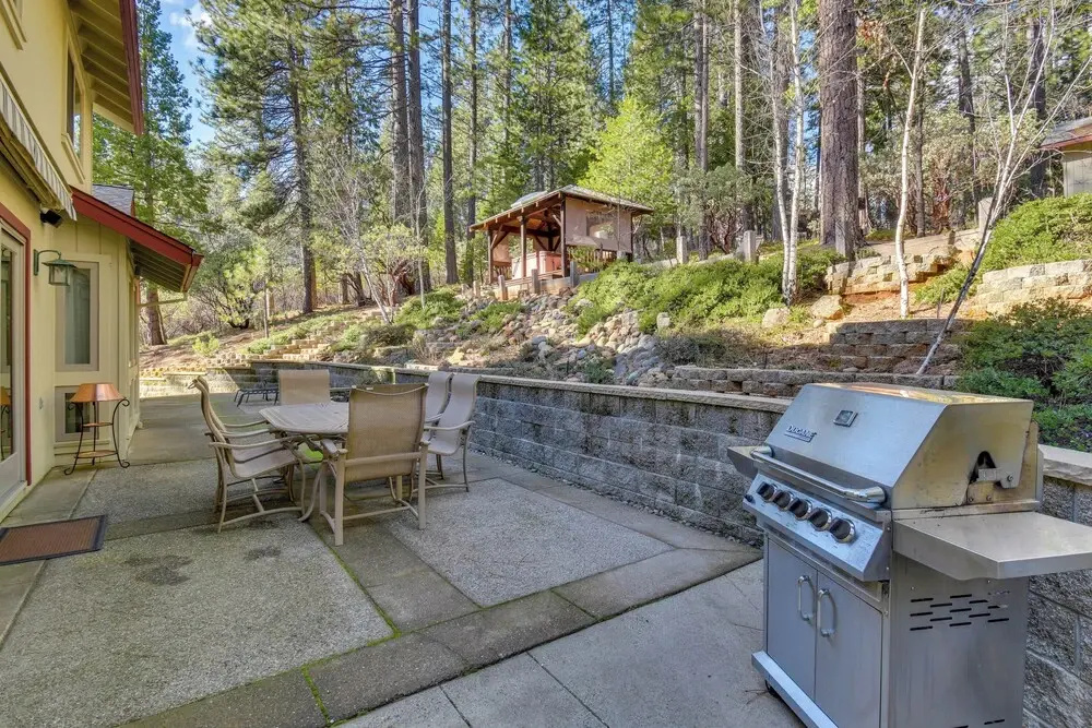 Hot Tub + Pool Table: Cabin Near Calaveras Park!