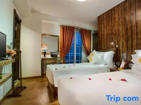 Premium Double room with balcony and with courtyard view (full double bed)